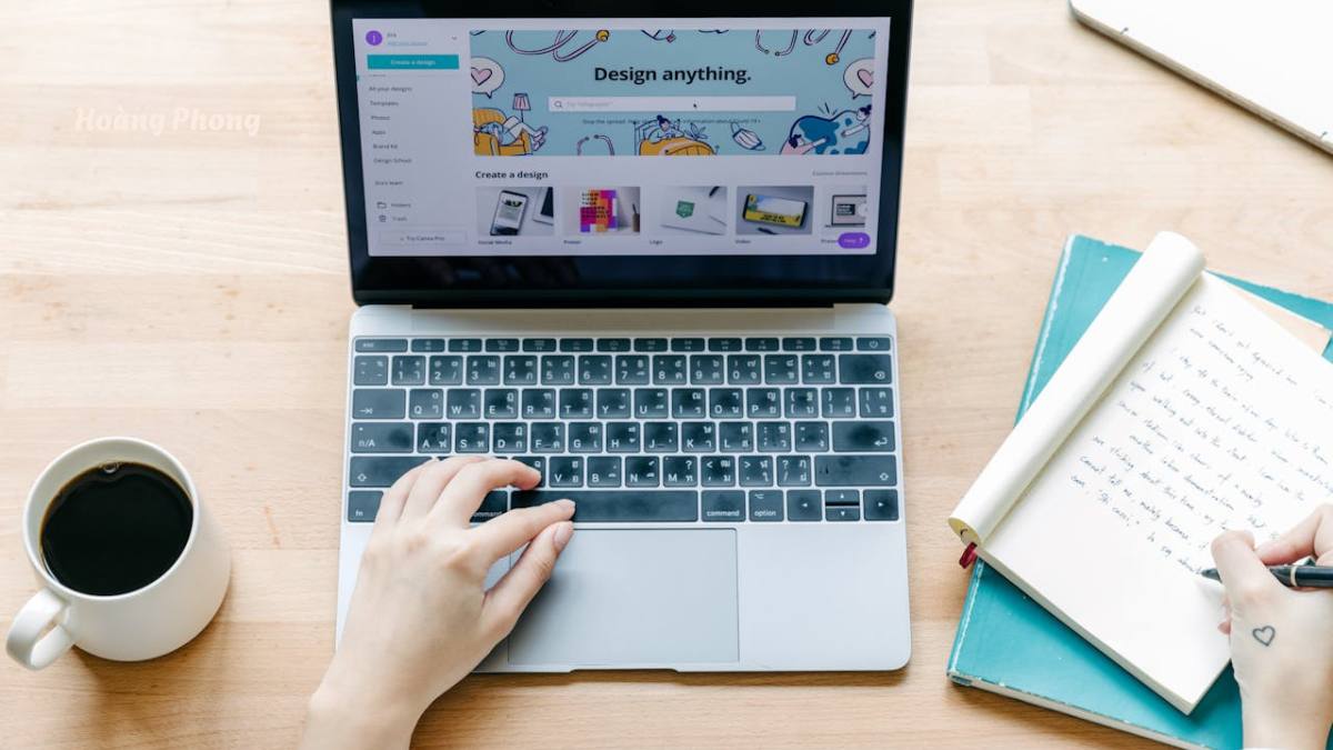 Một người đang làm việc sáng tạo bên máy tính để viết blog kiếm tiền